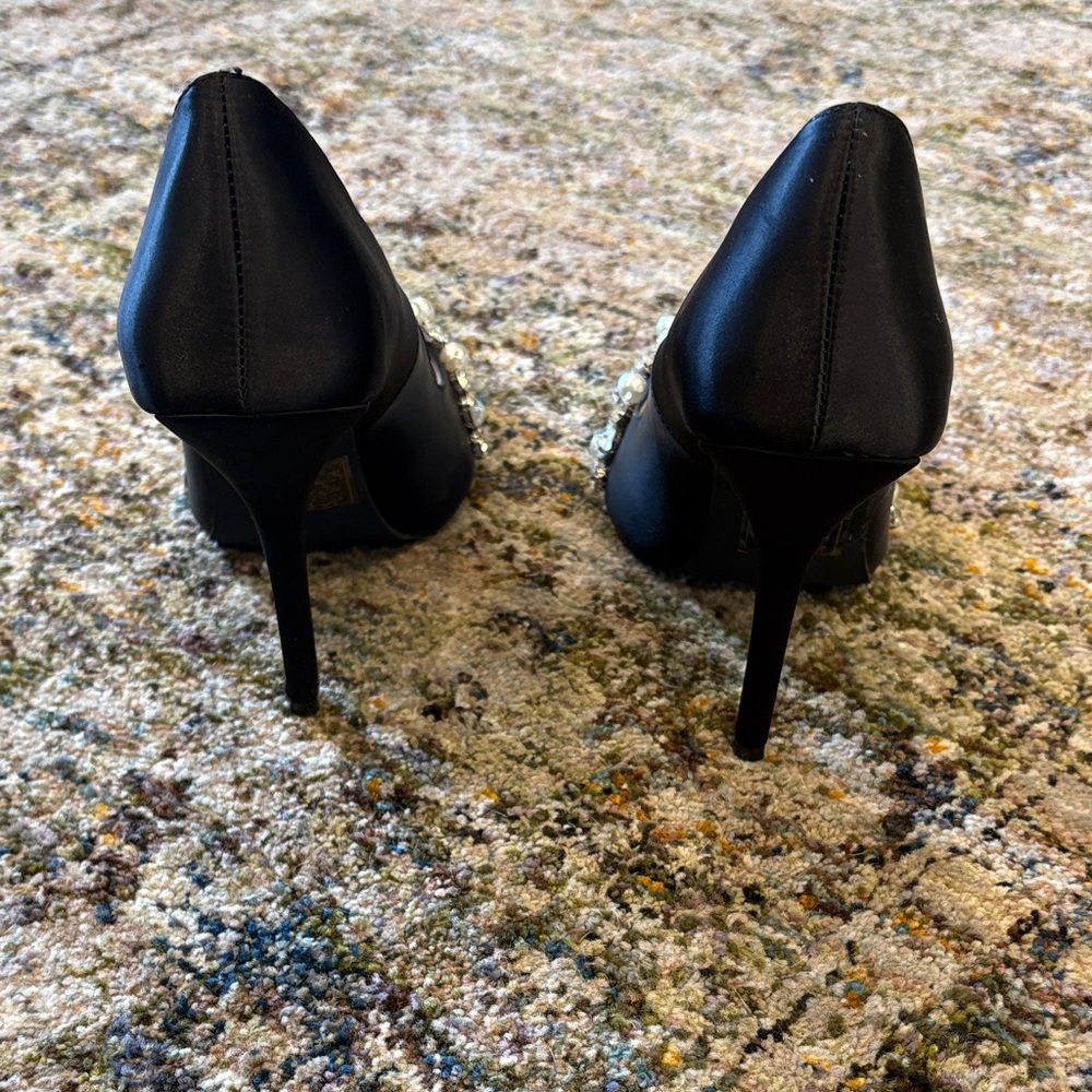 Elegant Black Heels with Crystal and Pearl Accents - Picture 4 of 6